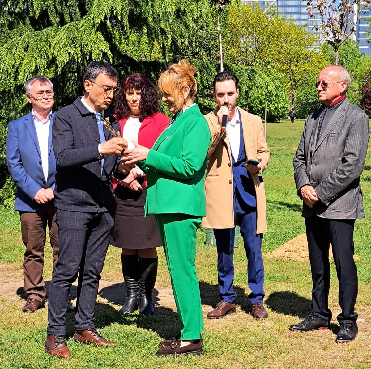 Връчване на наградата на г-жа Екатерина Асенова 